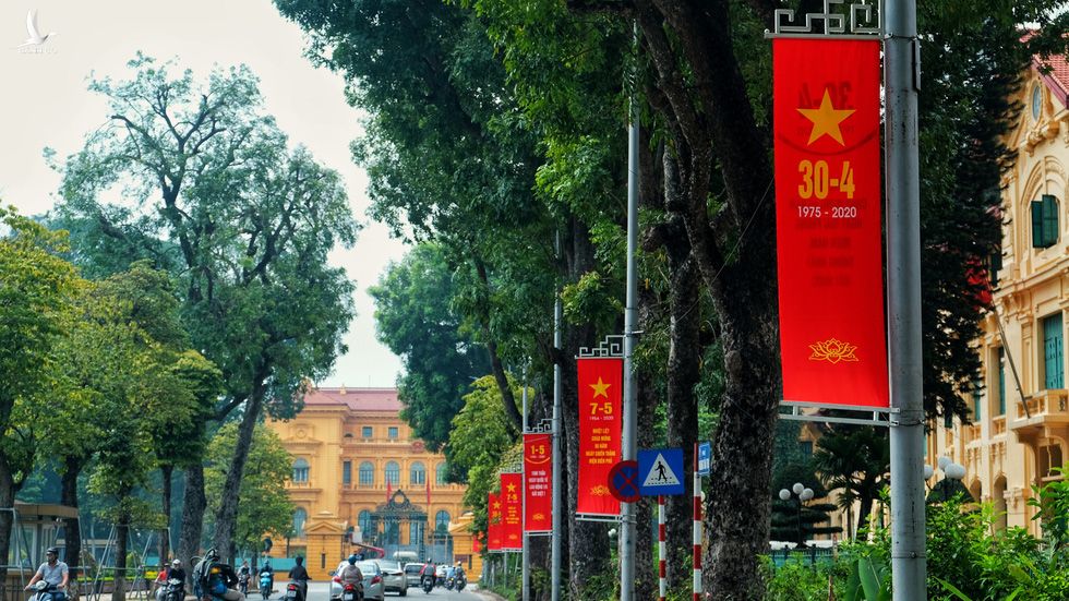Hà Nội, TP.HCM rực rỡ cờ đỏ mừng 45 năm ngày thống nhất đất nước - Ảnh 3.