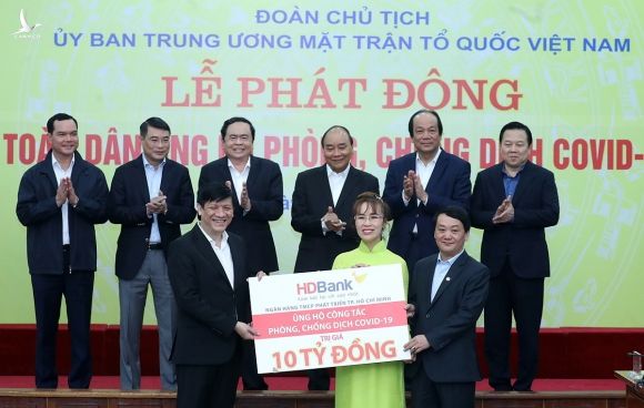 Bà Nguyễn Thị Phương Thảo - Phó chủ tịch HĐQT HDBank trao biểu trưng 10 tỷ đồng cho đại diện Ủy ban Trung ương Mặt trận Tổ quốc Việt Nam.