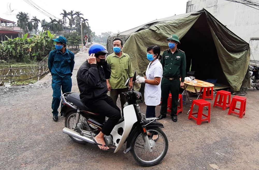 Chốt kiểm tra thân nhiệt tại thôn 3, Nghĩa Bình (Bình Lục, Hà Nam), nơi bệnh nhân 251 cư trú. Ảnh: Nguyễn Tùng. 