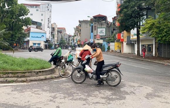Đường phố Hà Nội nhộn nhịp trở lại sau những ngày đầu thực hiện lệnh 'cách ly xã hội' - ảnh 7