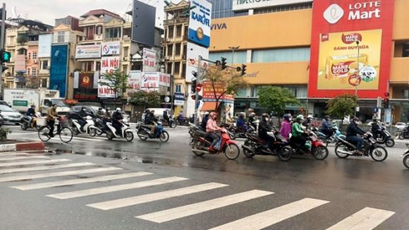 Đường phố Hà Nội nhộn nhịp trở lại sau những ngày đầu thực hiện lệnh 'cách ly xã hội' - ảnh 1