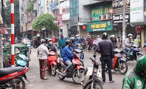 Đường phố Hà Nội nhộn nhịp trở lại sau những ngày đầu thực hiện lệnh 'cách ly xã hội' - ảnh 2
