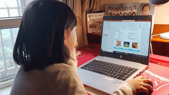 Một học sinh đang học online /// Thu Thủy