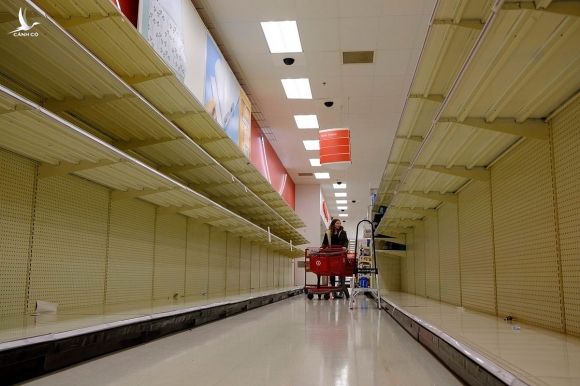 Quầy kệ trống trơn trong một siêu thị Target  tại Bloomington, Indiana ngày 10/3. Ảnh: Zuma Press