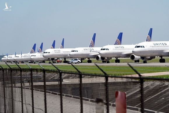 Máy bay United Airlines đỗ tại George Bush Intercontinental Airport ở Houston ngày 25/3. Ảnh: AP