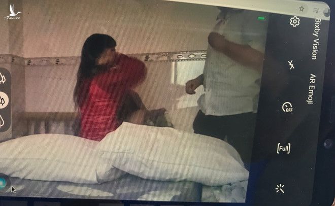 Hình ảnh ông Nguyễn Đức Biên quan hệ bất chính với người phụ nữ trẻ bị phát tán trên mạng xã hội - /// Ảnh cắt từ clip