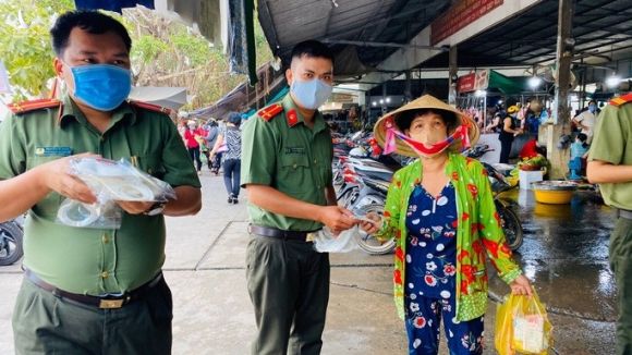 Công an Cần Thơ ra chợ phát từng chiếc khẩu trang phòng, chống Covid-19 - Ảnh 2.