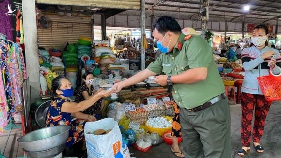 Công an Cần Thơ ra chợ phát từng chiếc khẩu trang phòng, chống Covid-19 - Ảnh 4.