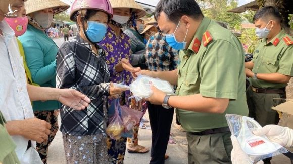 Công an Cần Thơ ra chợ phát từng chiếc khẩu trang phòng, chống Covid-19 - Ảnh 3.