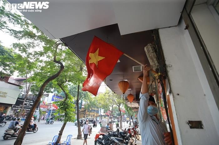 Đường phố Hà Nội, TP.HCM rực rỡ cờ hoa mừng 45 năm Ngày Giải phóng miền Nam - 6