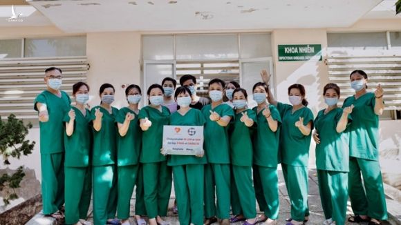 Niềm vui của các y bác sĩ Khoa truyền nhiễm (BVĐK Bình Thuận) khi bệnh nhân cuối cùng, trong 9 bệnh nhân, cho kết quả âm tính với Covid-19 /// Ảnh: Dương Thị Lợi