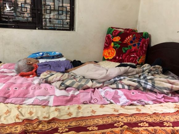Phá 3 bức tường, ‘giải cứu’ bà cụ 78 tuổi ốm liệt giường bị ‘nhốt’ trong nhà - ảnh 3