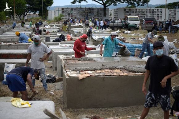 Người dân xây mộ ở nghĩa trang Angela Maria Canalis tại thành phố Guayaquil, tâm chấn Covid-19 ở Ecuador. Ảnh: Reuters.