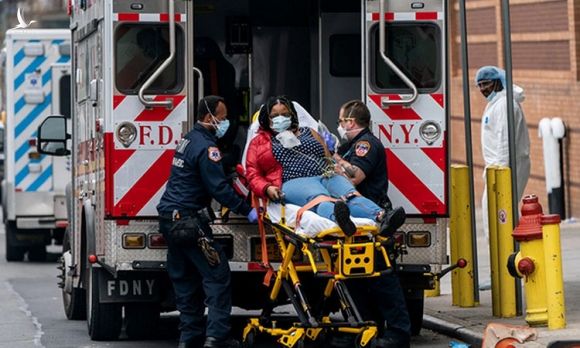 Các nhân viên y tế di chuyển bệnh nhân bên ngoài một bệnh viện ở thành phố New York, Mỹ hôm 5/4. Ảnh: Reuters.