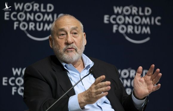 Joseph Stiglitz trong một sự kiện của Diễn đàn Kinh tế Thế giới (WEF). Ảnh: Reuters