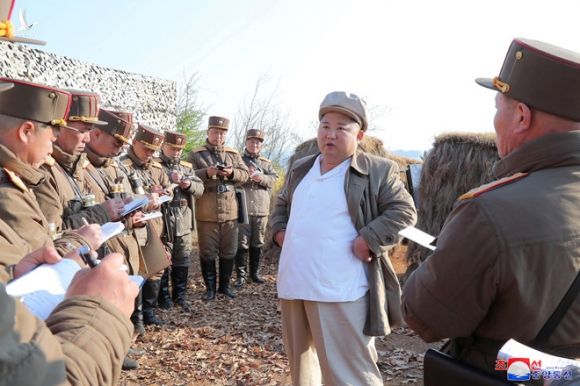 Lãnh đạo Triều Tiên Kim Jong-un trong cuộc diễn tập của quân đội trong ảnh hãng thông tấn KCNA công bố ngày 10.4 /// Reuters