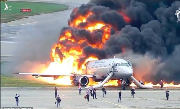 Phi công hạ cánh lỗi, máy bay chở khách Nga chìm trong lửa