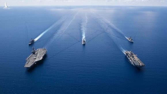 Tàu sân bay USS Ronald Reagan (trái), tàu đổ bộ USS Boxer cùng các tàu chiến của Mỹ trong một lần hoạt động tại Biển Đông /// Hải quân Mỹ