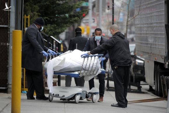 Các nhân viên y tế đưa thi thể một bệnh nhân rời bệnh viện Brooklyn ở thành phố New York (Mỹ) /// Reuters