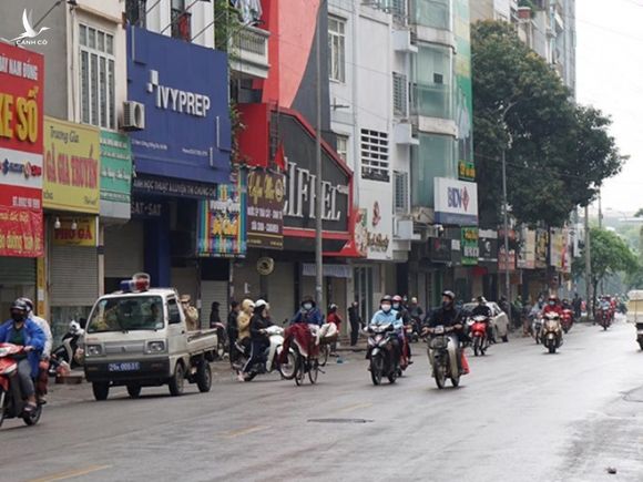 Đường phố Hà Nội nhộn nhịp trở lại sau những ngày đầu thực hiện lệnh 'cách ly xã hội' - ảnh 3