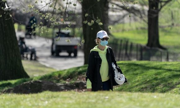 Một phụ nữ đeo khẩu trang ở Công viên trung tâm thành phố New York, bang New York, Mỹ, hôm 4/4. Ảnh: Reuters.