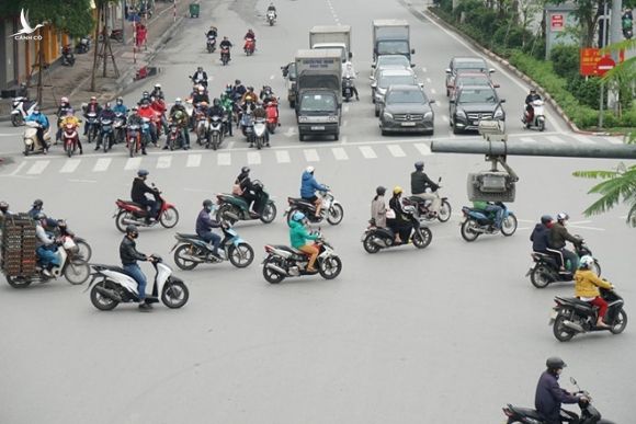 Đường phố Hà Nội nhộn nhịp trở lại sau những ngày đầu thực hiện lệnh 'cách ly xã hội' - ảnh 10