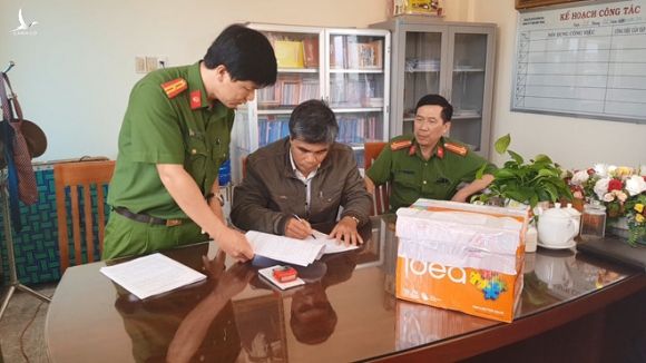 Cán bộ điều tra của Cơ quan CSĐT Công an tỉnh Phú Yên làm thủ tục bắt giữ, khám xét nơi làm việc của ông Nguyễn Văn Tiên /// Ảnh: Đức Huy