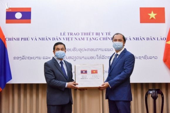 Việt Nam trao thiết bị y tế trên 7 tỉ đồng giúp Lào, Campuchia chống COVID-19 - Ảnh 1.