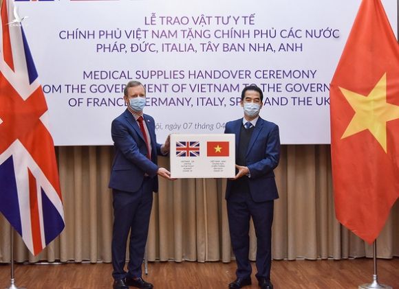 Việt Nam tặng hàng hỗ trợ phòng chống dịch COVID-19 cho các nước châu Âu - Ảnh 1.