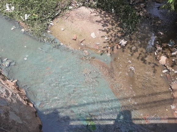 Nước suối đổ ra sông Đồng Nai đổi thành màu xanh bất thường
