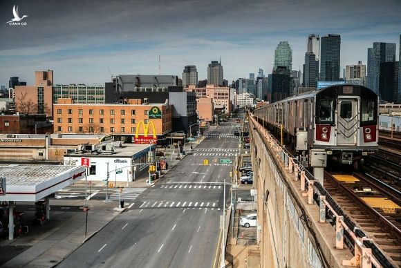 Tàu hỏa đi qua những con phố vắng vẻ tại Queens (New York City, Mỹ). Ảnh: NYT