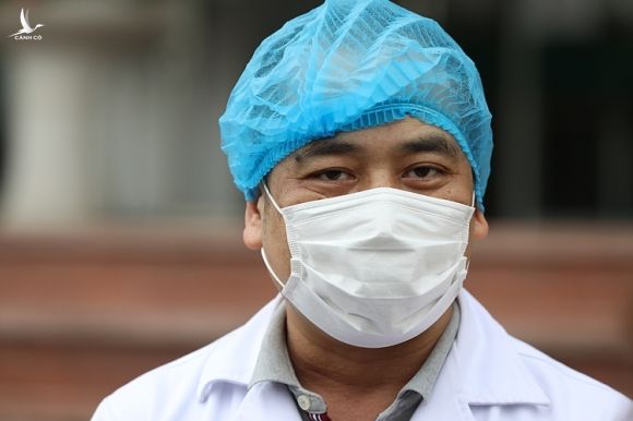 Bác sĩ Nguyễn Trung Cấp tỏng lễ xuất viện của 9 bệnh nhân Bệnh viện Bệnh Nhiệt đới Trung ương. Ảnh: Ngọc Thành
