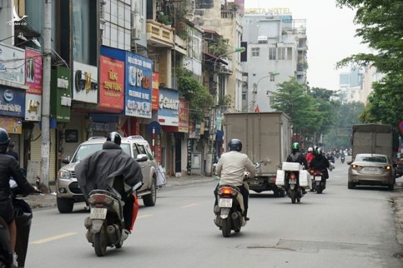 Đường phố Hà Nội nhộn nhịp trở lại sau những ngày đầu thực hiện lệnh 'cách ly xã hội' - ảnh 9