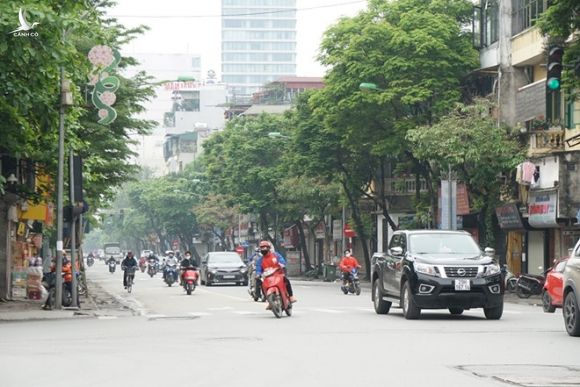 Đường phố Hà Nội nhộn nhịp trở lại sau những ngày đầu thực hiện lệnh 'cách ly xã hội' - ảnh 11