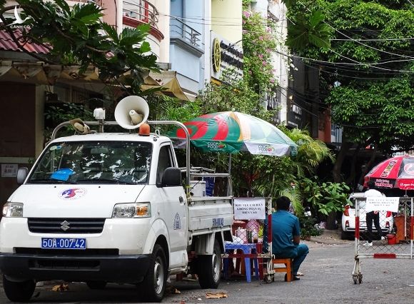 Lực lượng chức năng phong tỏa lối đi vào chung cư. Ảnh: Hà An.