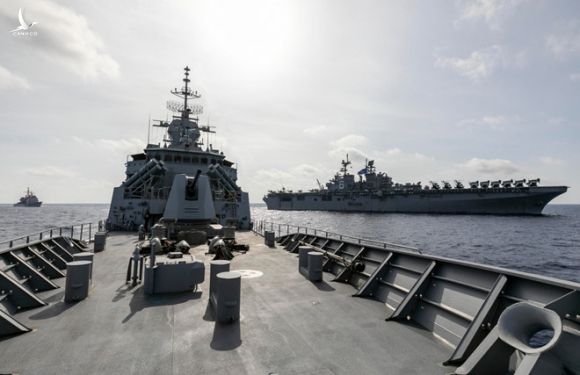 Tàu chiến Mỹ, Úc cùng tham gia tập trận trên Biển Đông - ảnh 2