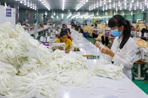 Công nhân trong một công ty ở KCN Tân Đô,Long An sản xuất khẩu trang vải. Ảnh: Quỳnh Trần