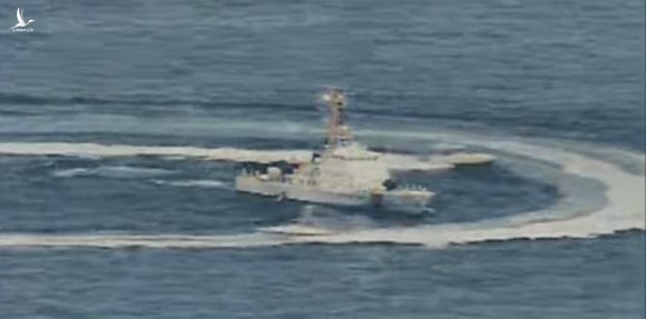  11 tàu tấn công nhanh Iran bủa vây, uy hiếp tàu chiến Mỹ trên Vịnh Ba Tư - ảnh 1
