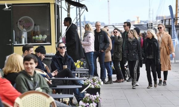 Người dân xếp hàng mua kem tại phố Norr Malarstrand, Stockholm, hôm 19/4. Ảnh: TT News Agency.