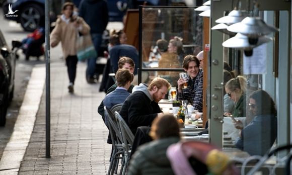 Một quán cà phê ở thủ đô Stockholm vẫn đông khách hôm 20/4. Ảnh: Reuters.