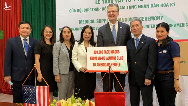 Đại sứ Mỹ Daniel J. Kritenbrink tiếp nhận quà từ Việt Nam /// Ảnh Đại sứ quán Mỹ