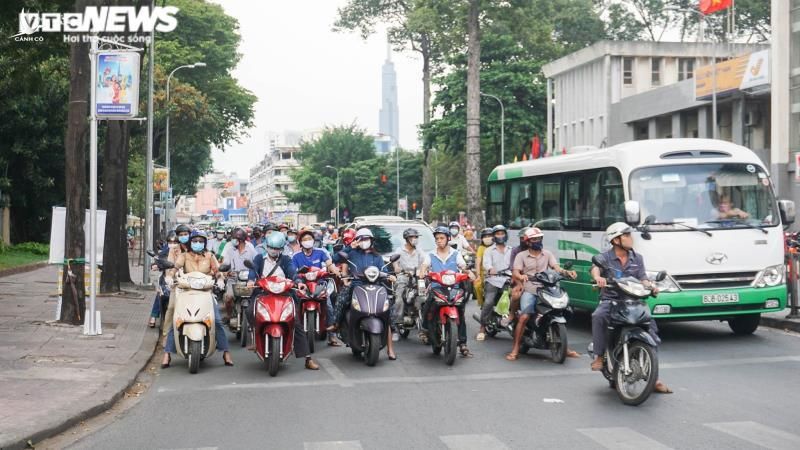 Phó Chủ tịch TP.HCM: Bắt đầu có biểu hiện lơ là phòng dịch trong dân - 1