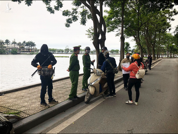 3 người đầu tiên ở Hà Nội bị phạt vì ra đường không có lý do cần thiết - Ảnh 1.
