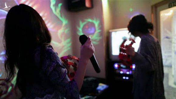 Hát karaoke gây ra tiếng ồn lớn có thể bị phạt đến 320 triệu đồng - Ảnh 1. Hát karaoke gây ra tiếng ồn lớn có thể bị phạt đến 320 triệu đồng - Ảnh 1.