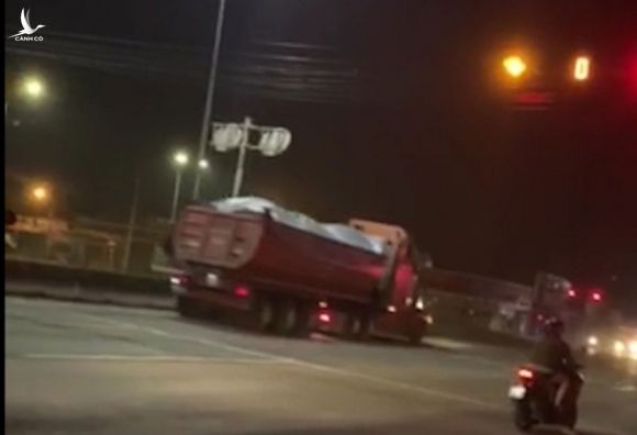 Một xe chở than của Âu Châu vượt đèn đỏ tại ngã ba Nhơn Trạch Ảnh: Cắt từ clip
