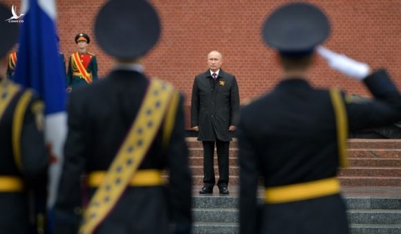 Tổng thống Nga Vladimir Putin dự lễ đặt hoa tại Mộ chiến sĩ vô danh ở Moscow ngày 9.5 /// AFP