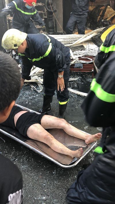 Cứu 7 người trong căn nhà bốc cháy ở Sài Gòn: Một người tử vong, con gái nạn nhân còn nằm viện - Ảnh 4.