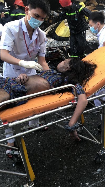 Cứu 7 người trong căn nhà bốc cháy ở Sài Gòn: Một người tử vong, con gái nạn nhân còn nằm viện - Ảnh 3.