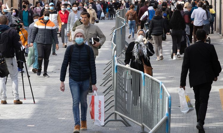 Người dân đi bộ trong khu mua sắm có rào ngăn cách tại trung tâm thủ đô Brussels, Bỉ, hôm 8/5. Ảnh: Reuters.