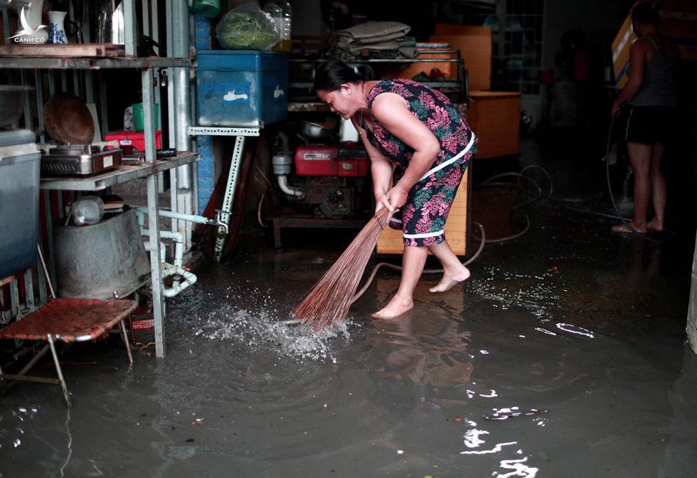 Nhiều tuyến đường ngập sâu nửa mét vì mưa lớn, người Sài Gòn vất vả lội nước - ảnh 8